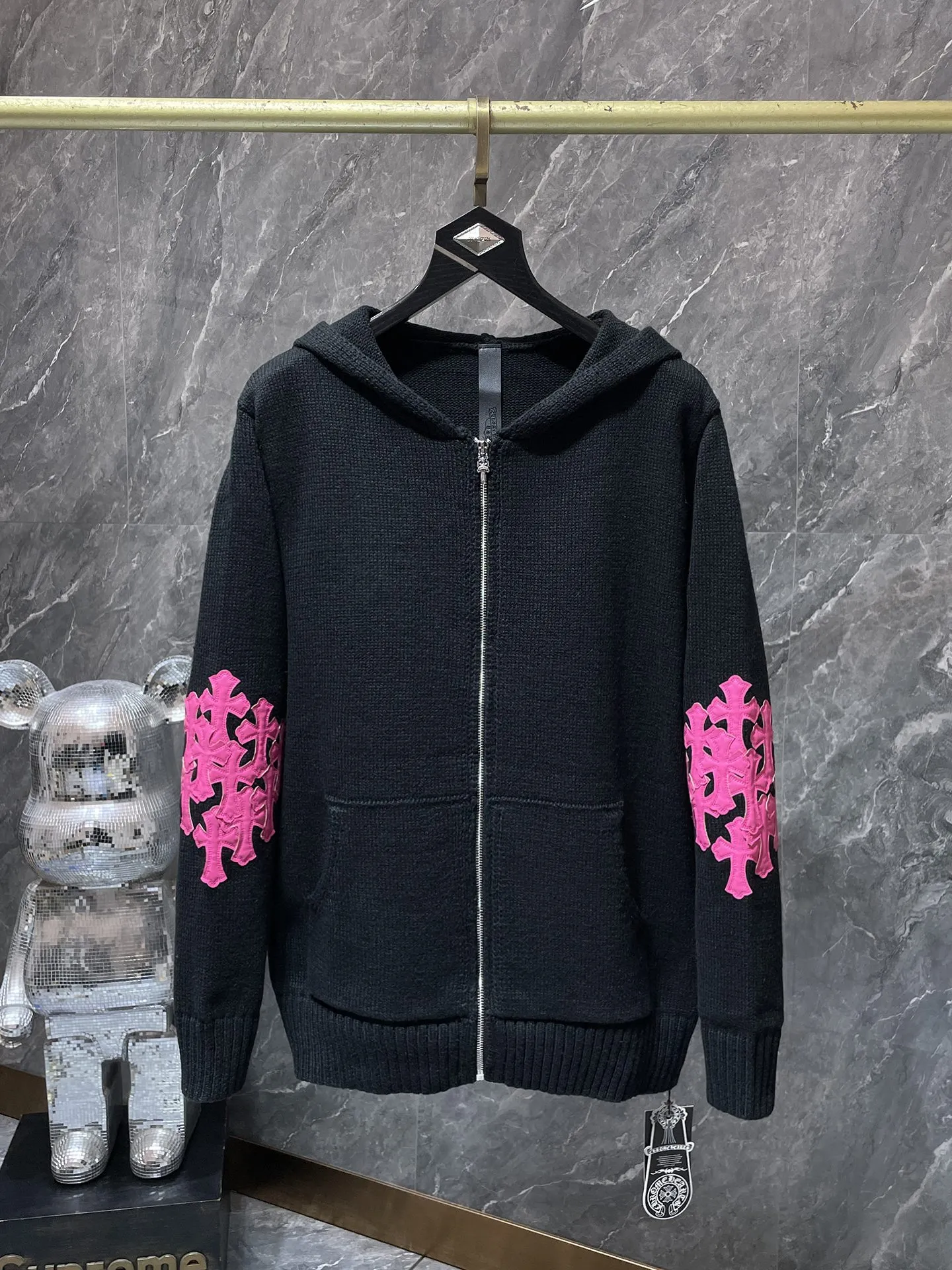 P296 Chrome Hearts 🍁Autumn and winter sweater series🍁 Heavy-duty pink double-arm embroidered sweater, 20 pieces of imported leather on both sleeves, selected high-quality wool blended knitted fabric, non-common version on the market 🌈Recommended color: black 🌈 Size: S, M, L, XL
